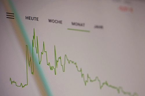 Ein Bildschirm zeigt die Erfolgskurve eines Unternehmens