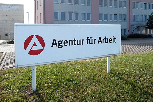 Ein Schild mit der Aufschrift Agentur für Arbeit