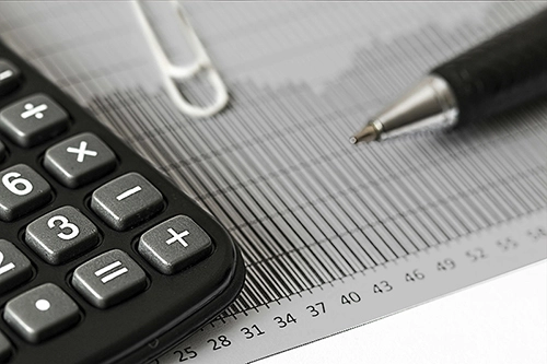 Ein Taschenrechner und ein Stift liegen auf einem Auswertungsbogen