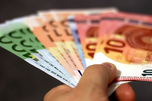 Eine Hand bietet Euroscheine an